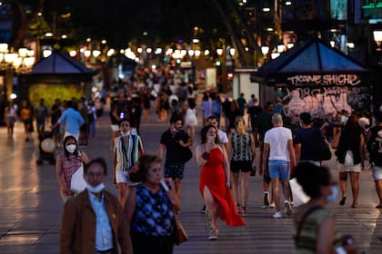 La gente camina por la calle Las Ramblas de Barcelona el 25 de julio de 2020