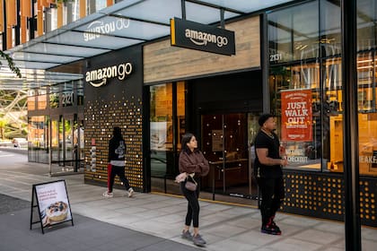 La gente camina por una tienda Amazon Go en la sede de Amazon.com Inc. el 20 de mayo de 2021 en Seattle, Washington.