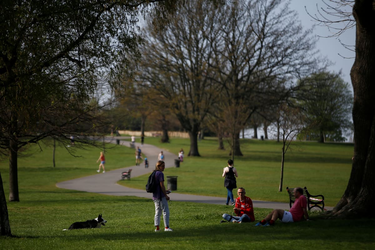 La gente camina y se relaja en Brockwell Park en Londres mientras continúa la propagación de la enfermedad por coronavirus (COVID-19), Londres, Gran Bretaña,
