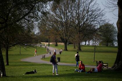 La gente camina y se relaja en Brockwell Park en Londres mientras continúa la propagación de la enfermedad por coronavirus