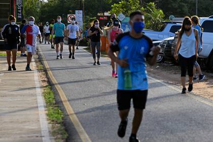 La gente camina y trota en un parque en Luque, Paraguay, el 12 de junio de 2020, luego de que el Ministerio de Salud anunciara la fase 3 de la cuarentena inteligente