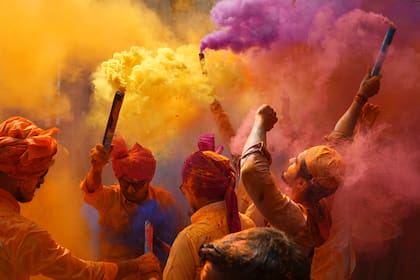 La gente canta, baila y se tira colores para celebrar el festival Holi en Hyderabad, India, el lunes 6 de marzo de 2023