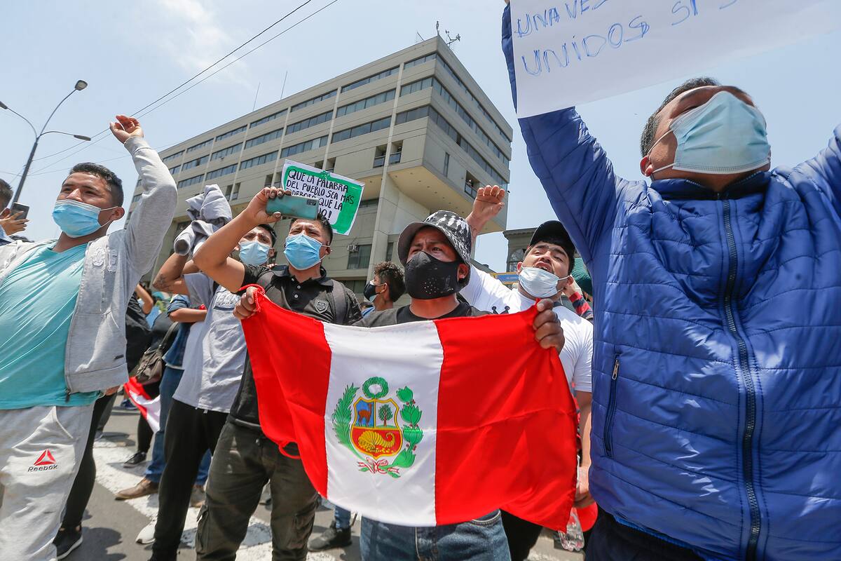 La gente celebra afuera del Congreso en Lima luego de que el presidente interino peruano Manuel Merino presentara su renuncia el 15 de noviembre de 2020