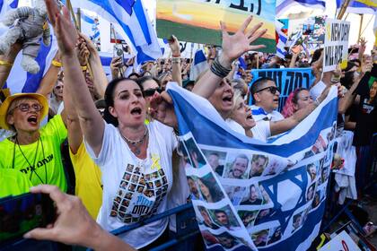 La gente celebra en la Plaza de los Rehenes en Tel Aviv cuando se supo que un convoy de la Cruz Roja está en camino para recoger a un segundo grupo de rehenes israelíes que serán liberados por Hamás el 13 de octubre de 2025