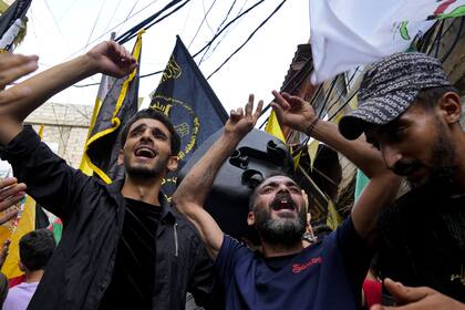 La gente celebra los ataques de Hamas en un campo de refugiados del Líbano