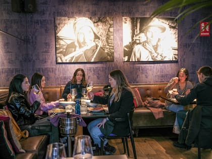 La gente cena en uno de los restaurantes peruanos de César Figari en Madrid; Figari emplea a 45 personas, todas de América Latina. (Samuel Aranda/The New York Times)