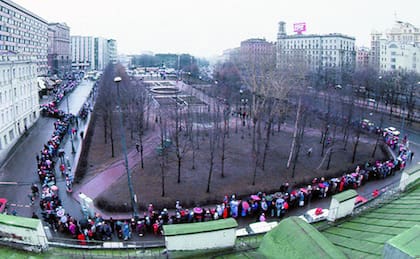 La gente comenzó a formarse a las 4 de la madrugada del 31 de enero de 1990. La cola dió una vuelta completa a la plaza de Pushkin, que está frente al local.