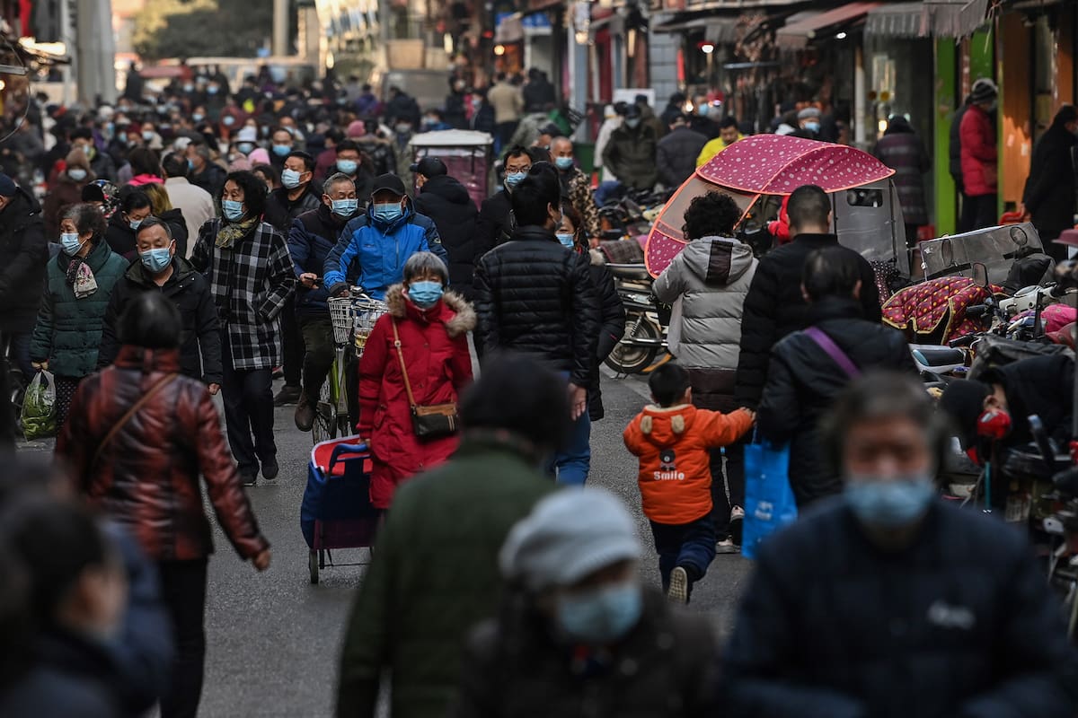 La gente con barbijo camina por una calle cerca de un mercado en Wuhan, provincia central de Hubei en China, el 19 de enero de 2021