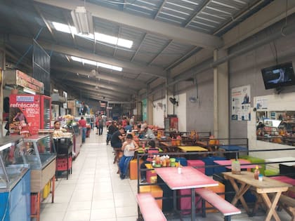 La gente concurre en el Mercado San Marcos en El Salvador