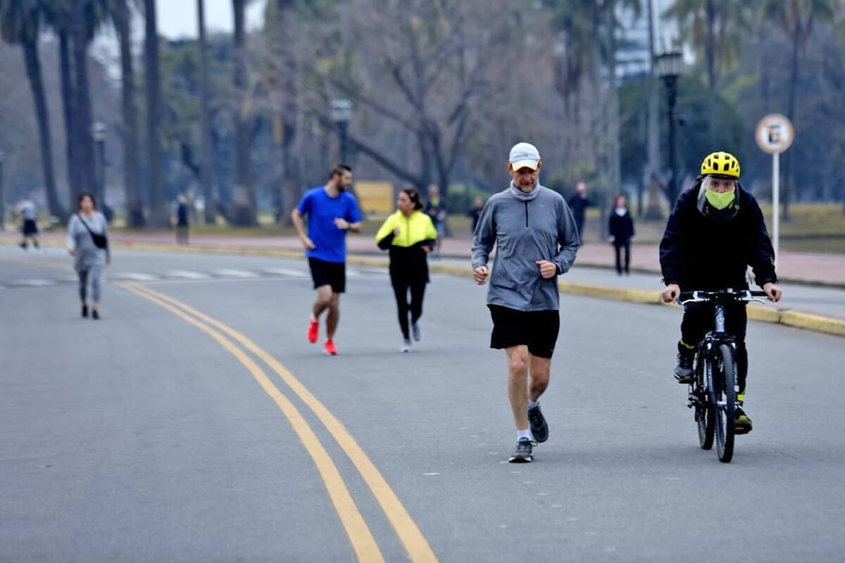 La gente corre, anda en bicicleta y en rollers por los Lagos de Palermo