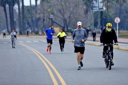 La gente corre, anda en bicicleta y en rollers por los Lagos de Palermo