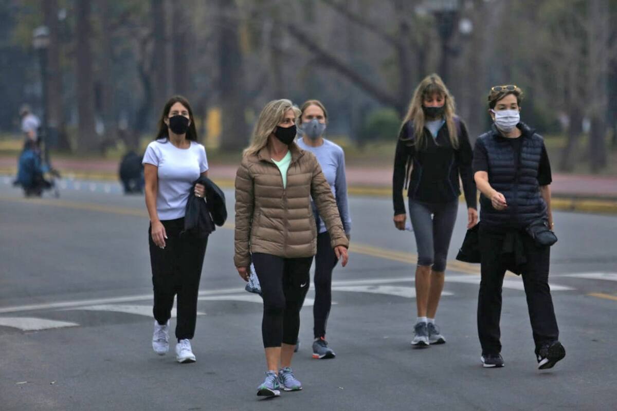 La gente corre, anda en bicicleta y en rollers por los Lagos de Palermo