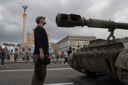 La gente de Kiev visita una muestra al aire libre de armamento ruso capturado por las fuerzas ucranianas