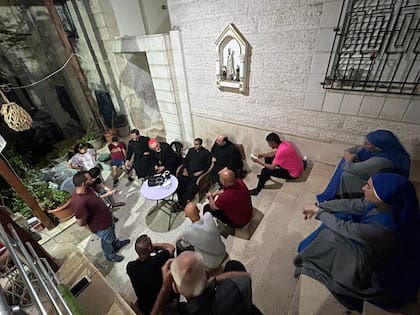 La gente de su iglesia y otros refugiados lo ponen al día
