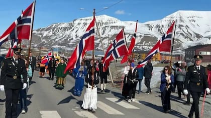La gente de Svalbard celebra el día nacional de Noruega con el traje típico del país.