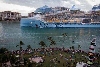 La gente despidió al Icon of the Seas desde el parque South Pointe, en Miami Beach.