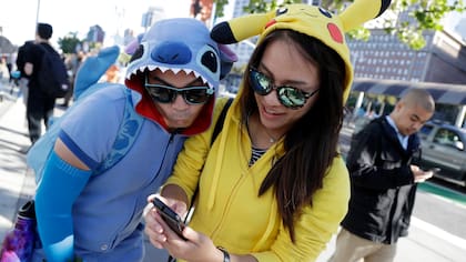 La gente disfrazados de los personajes del juego participan en una búsqueda Pokemon Go durante una reunión de jugadores en San Francisco.