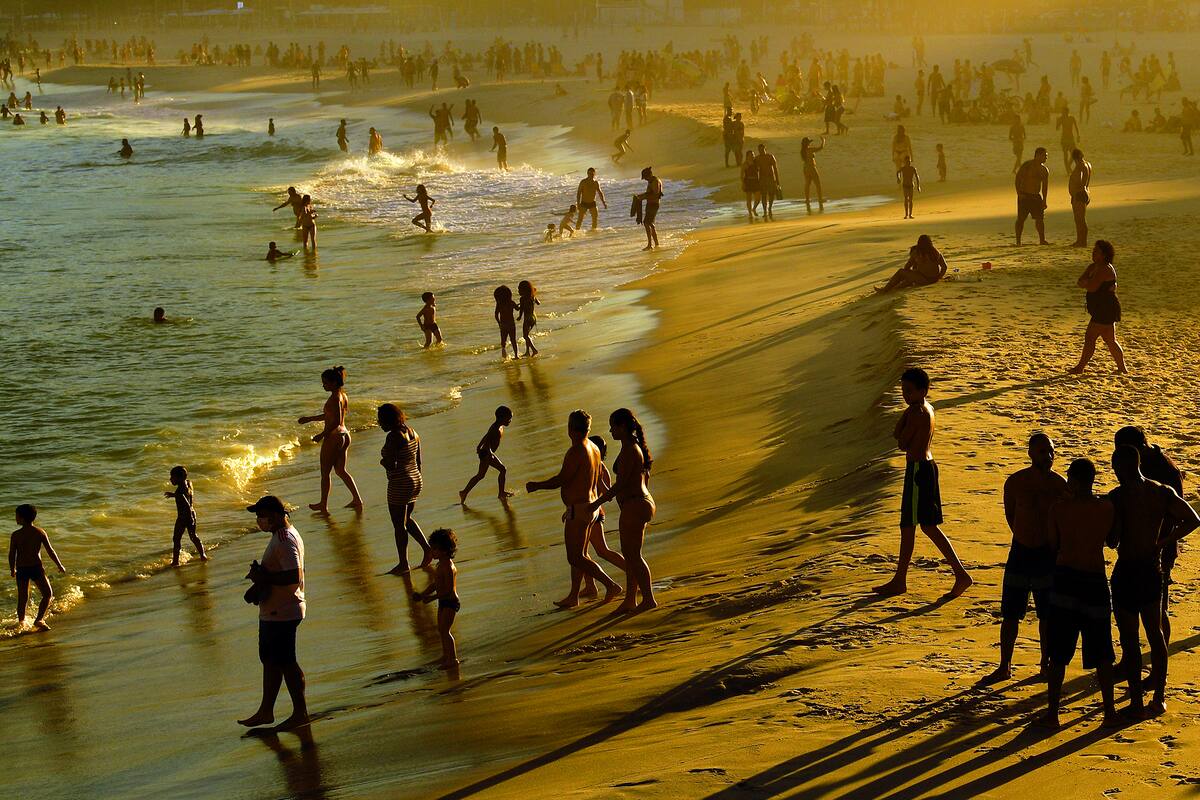 La gente disfruta de la playa en Leme, al sur de Río de Janeiro, Brasil, el 21 de junio de 2020 durante la pandemia de coronavirus