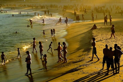 La gente disfruta de la playa en Leme, al sur de Río de Janeiro, Brasil, el 21 de junio de 2020 durante la pandemia de coronavirus
