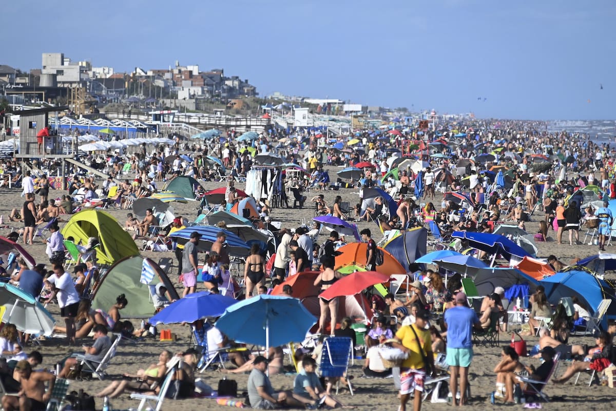 La gente disfruta de la playa hasta última hora en pleno recambio turístico
