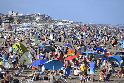 La gente disfruta de la playa hasta última hora en pleno recambio turístico