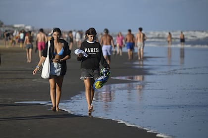 La gente disfruta de la playa hasta ultima hora en el final de la segunda quincena de enero y en pleno recambio turístico.