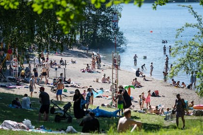 La gente disfruta de las temperaturas de verano en la playa de Malarhojdsbadet en el lago Malaren en Estocolmo, Suecia, el 23 de junio de 2020