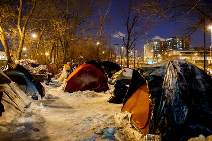 La gente duerme en carpas el 29 de enero, en Chicago. Los funcionarios de toda la región se centraron en proteger a las personas vulnerables del frío, incluidas las personas sin hogar, los ancianos y las personas que viven en viviendas precarias.
