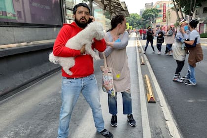 La gente en las calles durante el sismo en la ciudad de México