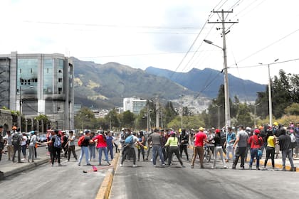 La gente en Quito se vuelca a las calles para retomar el orden
