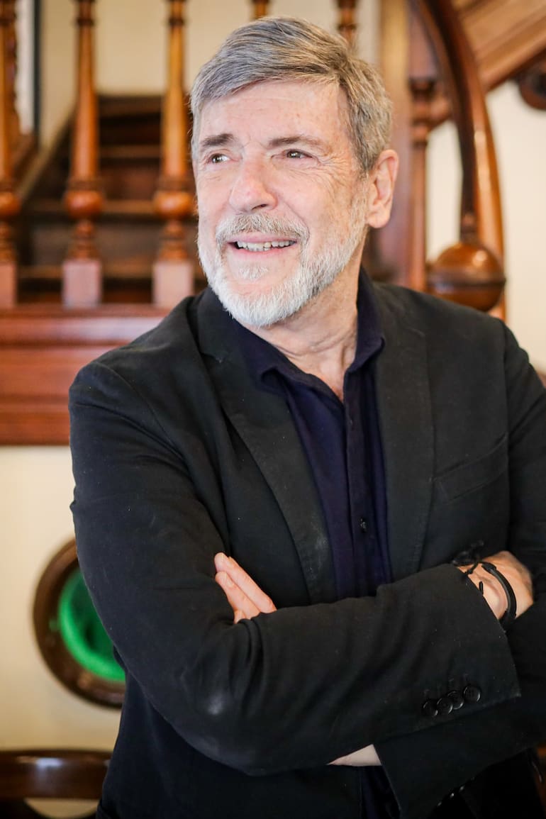 "La gente es muy afectiva aquí. Desde que llegué me están tratando maravillosamente bien. No es la locura de los 90, pero el cariño sigue intacto", asegura Carlos Mata