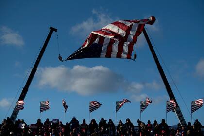La gente escucha mientras el presidente de los Estados Unidos, Donald Trump, habla durante un mitin Make America Great Again en el Aeropuerto Internacional Wilkes-Barre Scranton el 2 de noviembre de 2020, en Avoca, Pennsylvania