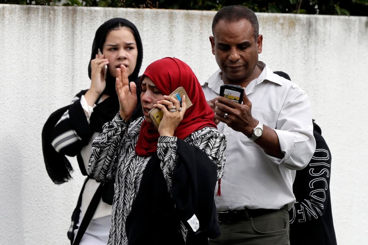 La gente espera afuera de una mezquita en el centro de Christchurch, Nueva Zelanda, el viernes 15 de marzo de 2019