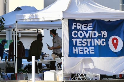 La gente espera en la fila para una prueba gratuita de Covid-19 en Los Ángeles, California, el 21 de diciembre de 2021. (Foto de Frederic J. BROWN / AFP)
