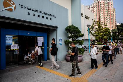 La gente espera en una cola en un centro de pruebas de coronavirus en Hong Kong el 1 de septiembre de 2020