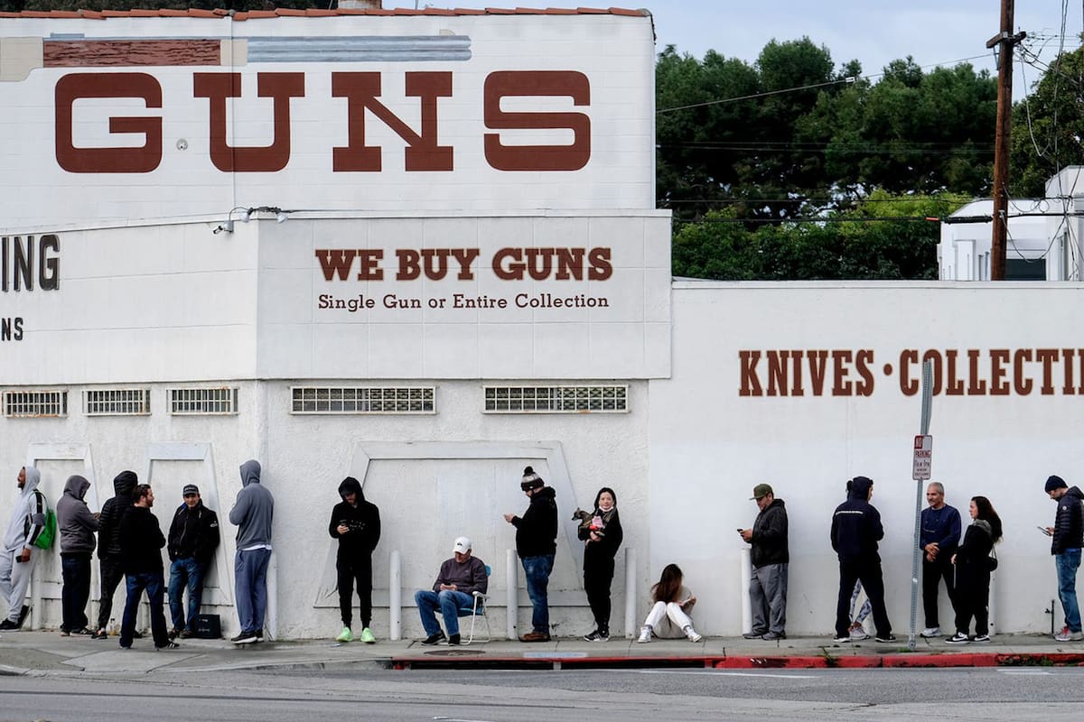 La gente espera en una fila para ingresar a una tienda de armas en Culver City, California, cerca de Los Ángeles