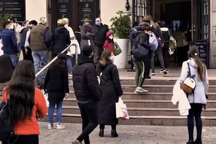 La gente espera la "luz verde" para ingresar a los shoppings