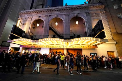 La gente espera para asistir al musical de Broadway Hamilton, cuando el musical más taquillero volvió a subir el telón luego de la pandemia en el Teatro Richard Rodgers, de Nueva York