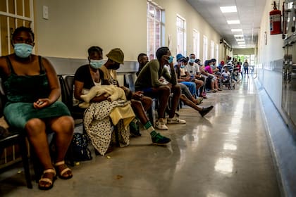 La gente espera para vacunarse en el Lenasia South Hospital, cerca de Johannesburgo