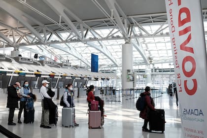 La gente espera un vuelo en una terminal internacional del aeropuerto John F. Kennedy (JFK) el 25 de enero de 2021 en la ciudad de Nueva York