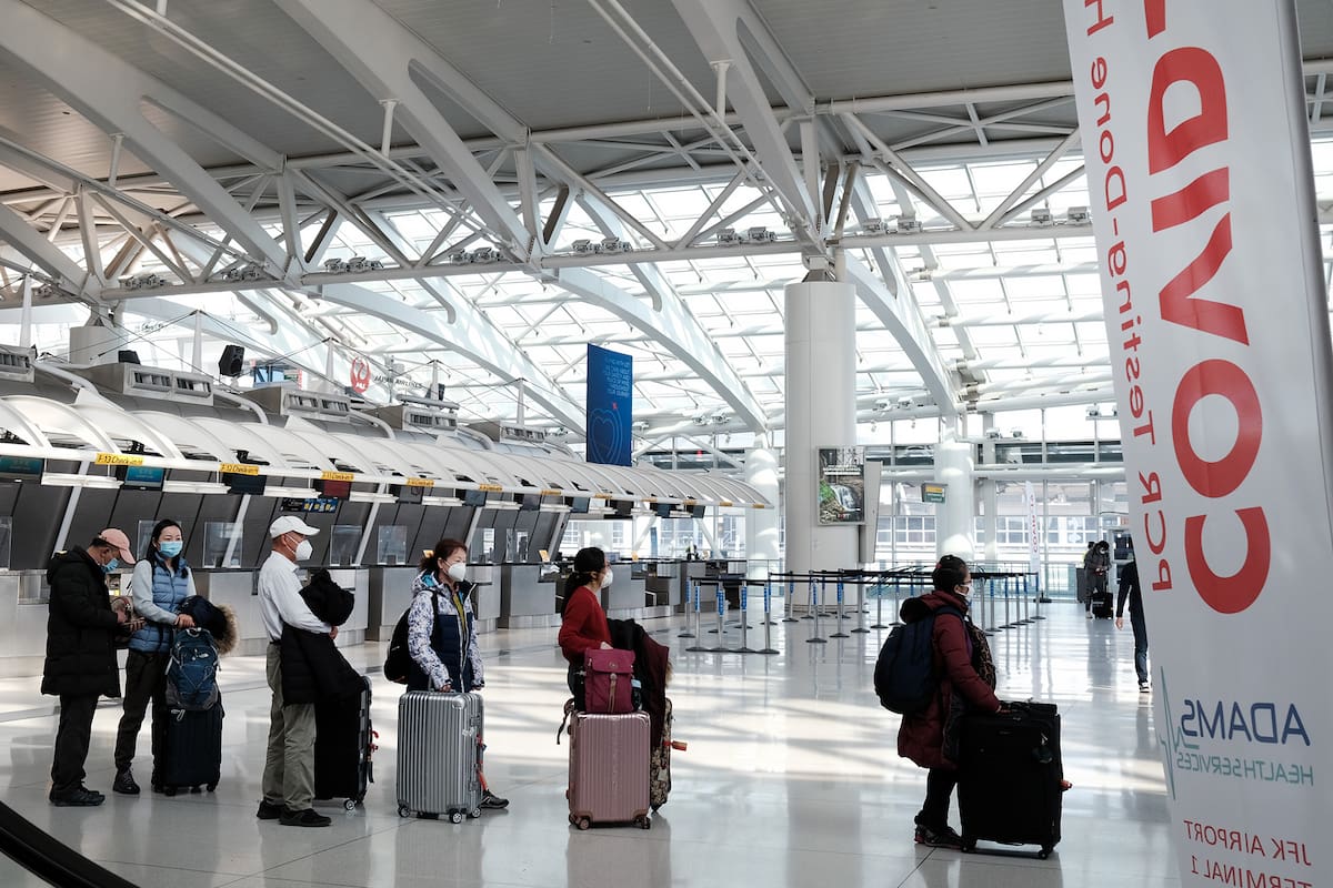 La gente espera un vuelo en una terminal internacional del aeropuerto John F. Kennedy (JFK) el 25 de enero de 2021 en la ciudad de Nueva York