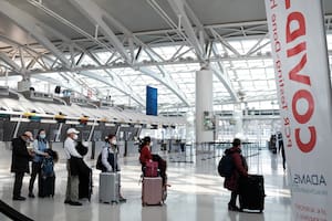La gente espera un vuelo en una terminal internacional del aeropuerto John F. Kennedy (JFK) el 25 de enero de 2021 en la ciudad de Nueva York