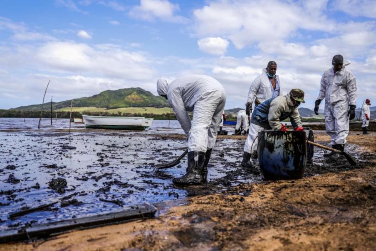 La gente extrae aceite derramado del buque. Francia envió aviones y asesores técnicos a la isla, después de que el primer ministro de la isla Mauricio pidiera ayuda urgente para contener un derrame de petróleo que se agrava y que contamina los famosos arrecifes, lagunas y océanos de la isla