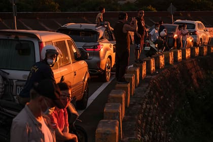 La gente hace cola cerca de la Base Aérea Militar de Hsinchu, Taiwán, el viernes 5 de agosto de 2022.