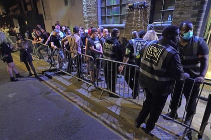 La gente hace cola para ingresar al club nocturno Egg, en Londres