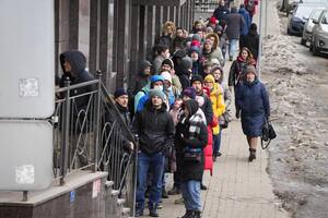 La gente hace cola para retirar dólares y euros de un cajero automático en San Petersburgo, Rusia