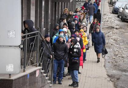 La gente hace cola para retirar dólares y euros de un cajero automático en San Petersburgo, Rusia