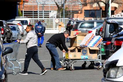 La gente intenta cubrirse de futuros aumentos y compra en cantidad