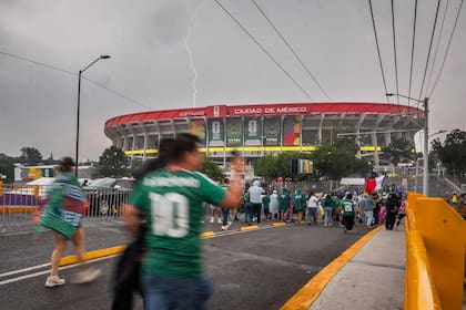 La gente llega al Azteca, el duelo está una hora demorado