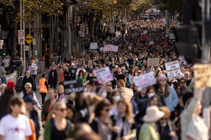 La gente marcha hacia Federation Square durante una manifestación contra la violencia de las mujeres el 28 de abril de 2024 en Melbourne, Australia.
